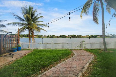 House in Miami, Florida 4 bedrooms, 179.3 sq.m. № 1413663 - photo 5