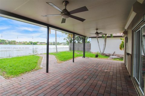 House in Miami, Florida 4 bedrooms, 179.3 sq.m. № 1413663 - photo 7