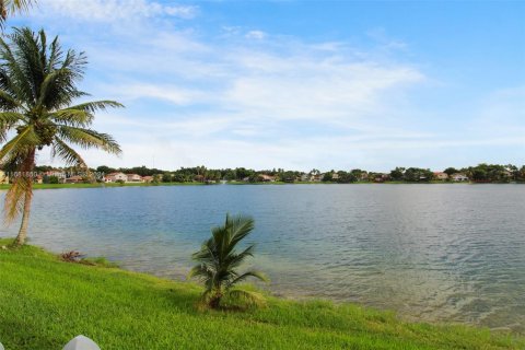 House in Miami, Florida 4 bedrooms, 179.3 sq.m. № 1413663 - photo 6