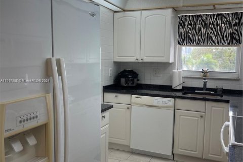 Copropriété à vendre à Hallandale Beach, Floride: 2 chambres, 111.48 m2 № 1282487 - photo 7