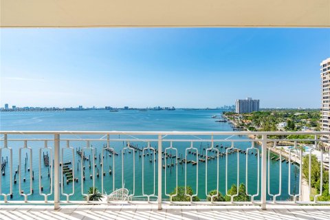 Condo in Miami, Florida, 2 bedrooms  № 1145340 - photo 1