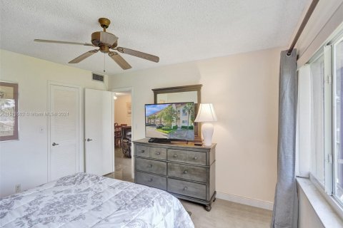 Condo in Pembroke Pines, Florida, 2 bedrooms  № 1145341 - photo 13