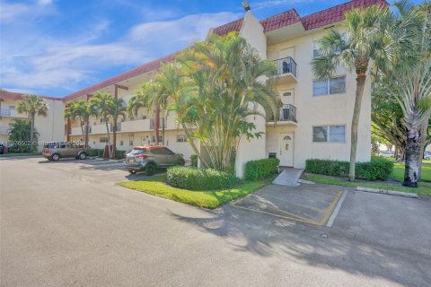 Copropriété à vendre à Pembroke Pines, Floride: 2 chambres, 108.7 m2 № 1145341 - photo 1