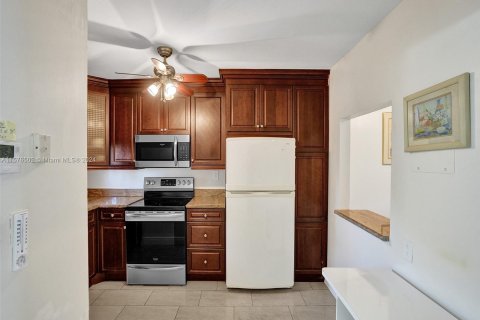 Condo in Pembroke Pines, Florida, 2 bedrooms  № 1145341 - photo 7