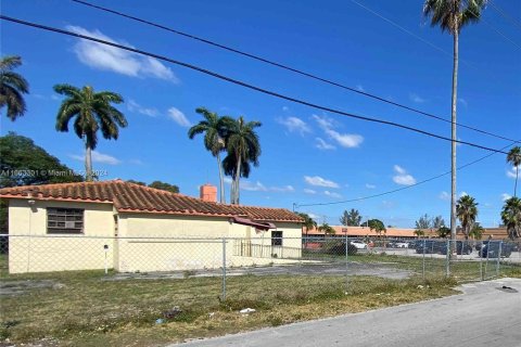 Commercial property in Opa-locka, Florida № 1386083 - photo 2