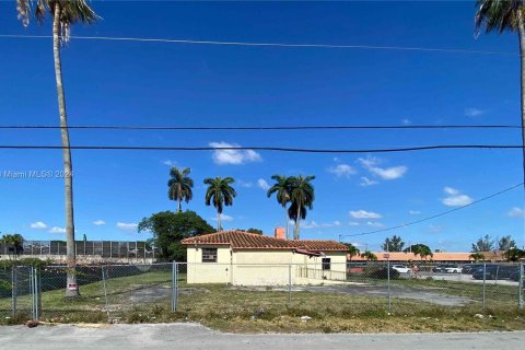 Commercial property in Opa-locka, Florida № 1386083 - photo 1