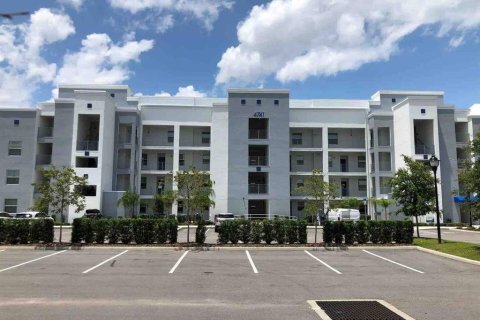 Condo in Kissimmee, Florida, 2 bedrooms in STOREY LAKE  № 653688 - photo 1