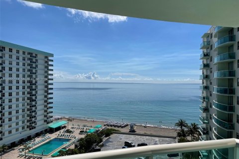 Condo in Hollywood, Florida, 1 bedroom  № 1378591 - photo 3