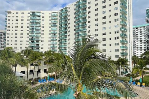 Condo in Hollywood, Florida, 1 bedroom  № 1378591 - photo 2