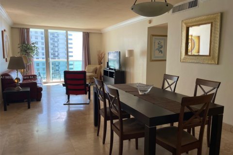 Condo in Hollywood, Florida, 1 bedroom  № 1378591 - photo 7