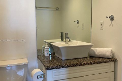 Condo in Hollywood, Florida, 1 bedroom  № 1378591 - photo 11