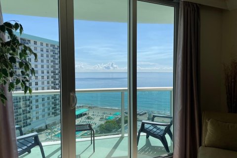 Condo in Hollywood, Florida, 1 bedroom  № 1378591 - photo 4