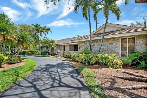 Villa ou maison à vendre à Palmetto Bay, Floride: 4 chambres, 247.4 m2 № 1081253 - photo 1