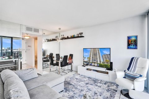 Condo in Aventura, Florida, 1 bedroom  № 1146817 - photo 1