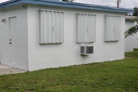 House in Lauderdale Lakes, Florida 2 bedrooms, 111.48 sq.m. № 1146863 - photo 7