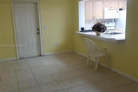 House in Lauderdale Lakes, Florida 2 bedrooms, 111.48 sq.m. № 1146863 - photo 6