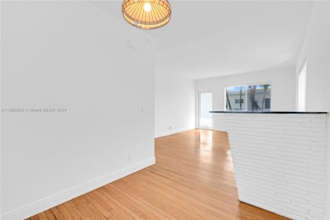 Condo in Miami Beach, Florida, 1 bedroom  № 1170749 - photo 26