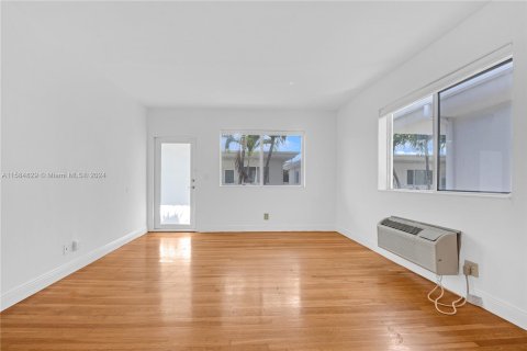 Condo in Miami Beach, Florida, 1 bedroom  № 1170749 - photo 22