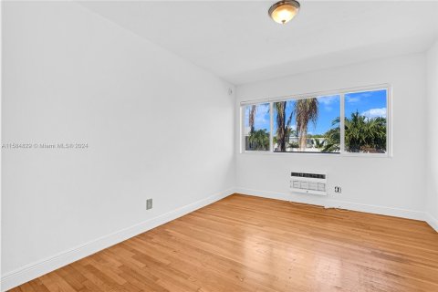 Condo in Miami Beach, Florida, 1 bedroom  № 1170749 - photo 12