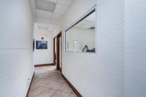 Propiedad comercial en venta en Hialeah, Florida № 1331857 - foto 6