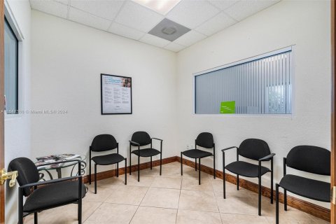 Propiedad comercial en venta en Hialeah, Florida № 1331857 - foto 5