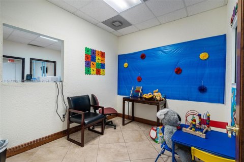 Propiedad comercial en venta en Hialeah, Florida № 1331857 - foto 13