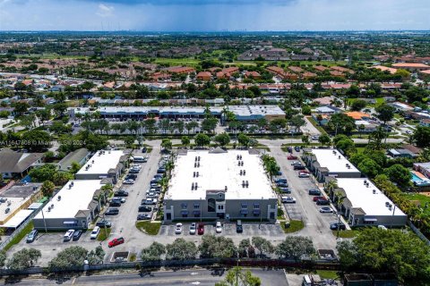 Commercial property in Hialeah, Florida № 1331857 - photo 2