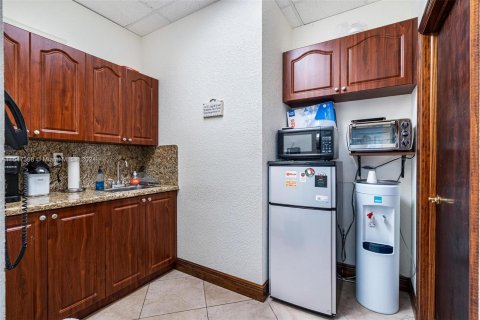 Propiedad comercial en venta en Hialeah, Florida № 1331857 - foto 14