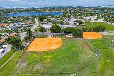 Propiedad comercial en venta en Hialeah, Florida № 1331857 - foto 25