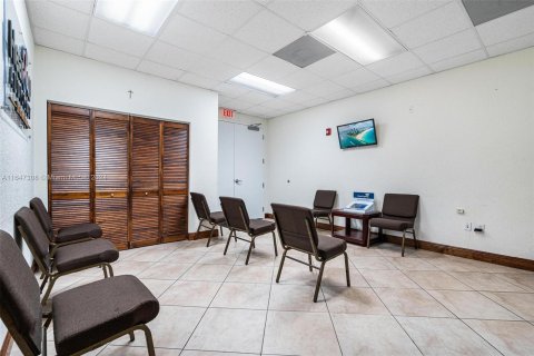 Commercial property in Hialeah, Florida № 1331857 - photo 20