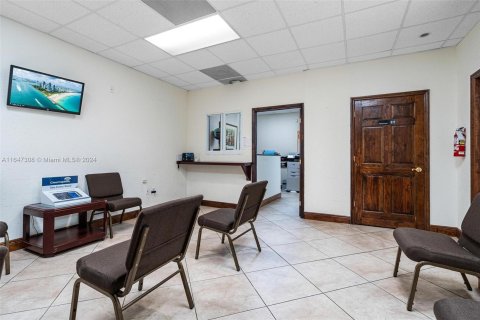 Commercial property in Hialeah, Florida № 1331857 - photo 21