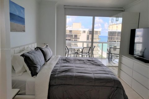 Condo in Miami Beach, Florida, 1 bedroom  № 496512 - photo 12