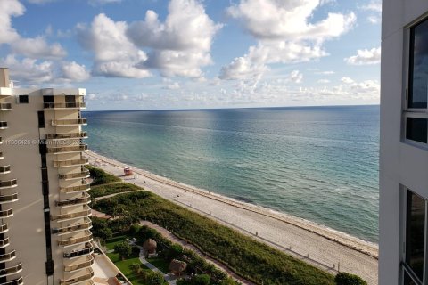 Condo in Miami Beach, Florida, 1 bedroom  № 496512 - photo 1