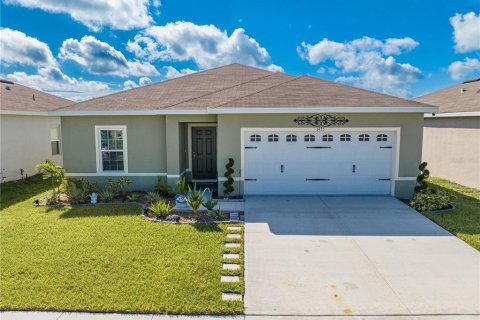 Villa ou maison à vendre à Winter Haven, Floride: 4 chambres, 159.98 m2 № 1353254 - photo 1