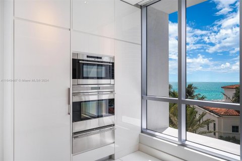 Condo in Miami Beach, Florida, 4 bedrooms  № 1347685 - photo 17