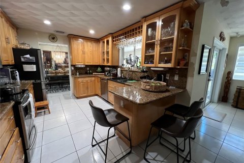 Casa en venta en Miami, Florida, 9 dormitorios, 370.96 m2 № 1347745 - foto 30