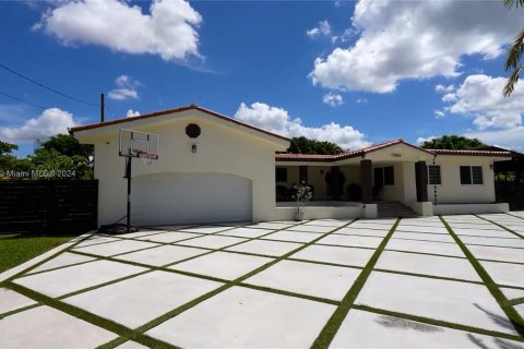 Villa ou maison à vendre à Miami, Floride: 9 chambres, 370.96 m2 № 1347745 - photo 5