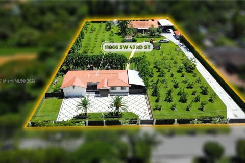 Villa ou maison à vendre à Miami, Floride: 9 chambres, 370.96 m2 № 1347745 - photo 1