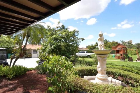 House in Miami, Florida 9 bedrooms, 370.96 sq.m. № 1347745 - photo 23