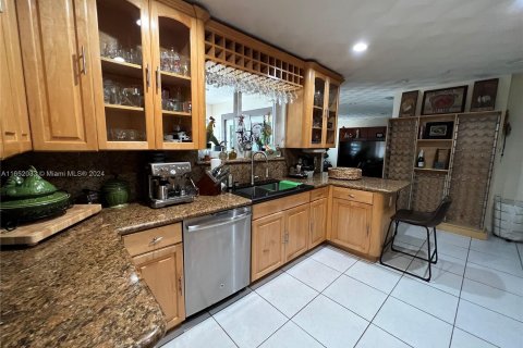 Casa en venta en Miami, Florida, 9 dormitorios, 370.96 m2 № 1347745 - foto 28