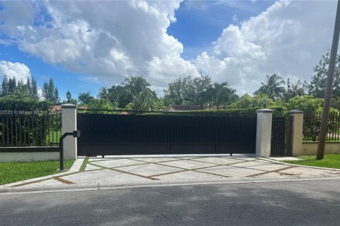 House in Miami, Florida 9 bedrooms, 370.96 sq.m. № 1347745 - photo 3