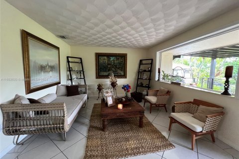 Casa en venta en Miami, Florida, 9 dormitorios, 370.96 m2 № 1347745 - foto 26