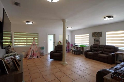 Casa en venta en Miami, Florida, 9 dormitorios, 370.96 m2 № 1347745 - foto 9