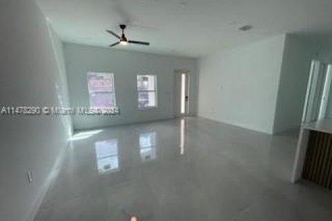 House in Pompano Beach, Florida 4 bedrooms, 148.55 sq.m. № 822321 - photo 11