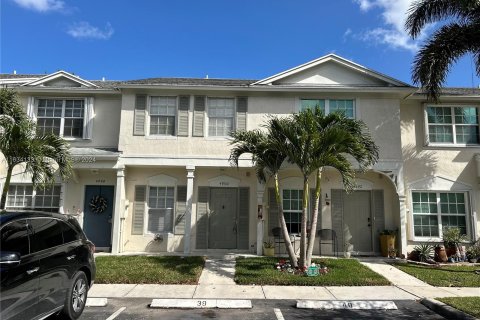 Adosado en venta en Dania Beach, Florida, 2 dormitorios, 103.12 m2 № 1295065 - foto 1