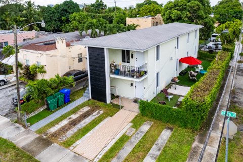 Propiedad comercial en venta en Miami, Florida, 241.55 m2 № 930143 - foto 1