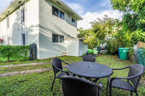 Immobilier commercial à vendre à Miami, Floride: 241.55 m2 № 930143 - photo 4