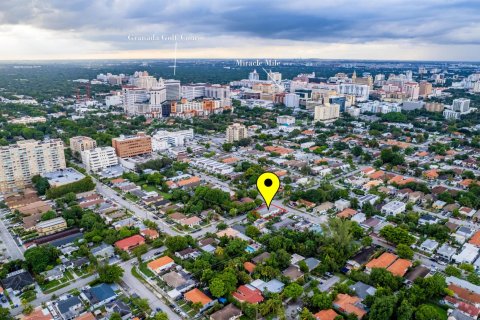 Propiedad comercial en venta en Miami, Florida, 241.55 m2 № 930143 - foto 2