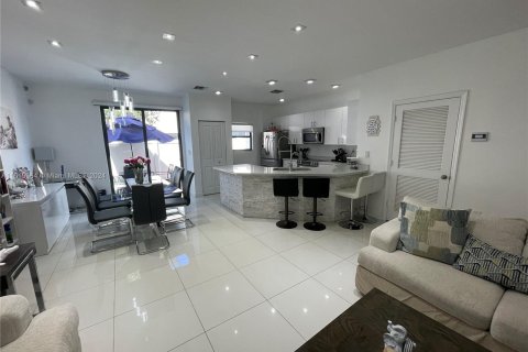 Touwnhouse à vendre à Miami, Floride: 3 chambres, 155.24 m2 № 1281215 - photo 6