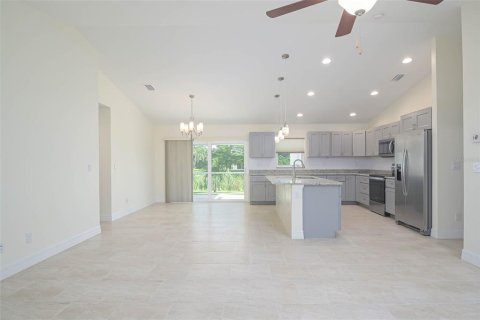 House in North Port, Florida 3 bedrooms, 132.57 sq.m. № 1391335 - photo 2